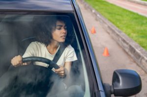 Read more about the article Kann Man Führerschein Kaufen? Risiken, Konsequenzen und der Weg zur Legalität