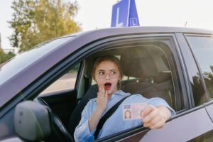 Read more about the article Führerschein kaufen: Warum das Risiko und die Konsequenzen den vermeintlichen Vorteil nicht wert sind