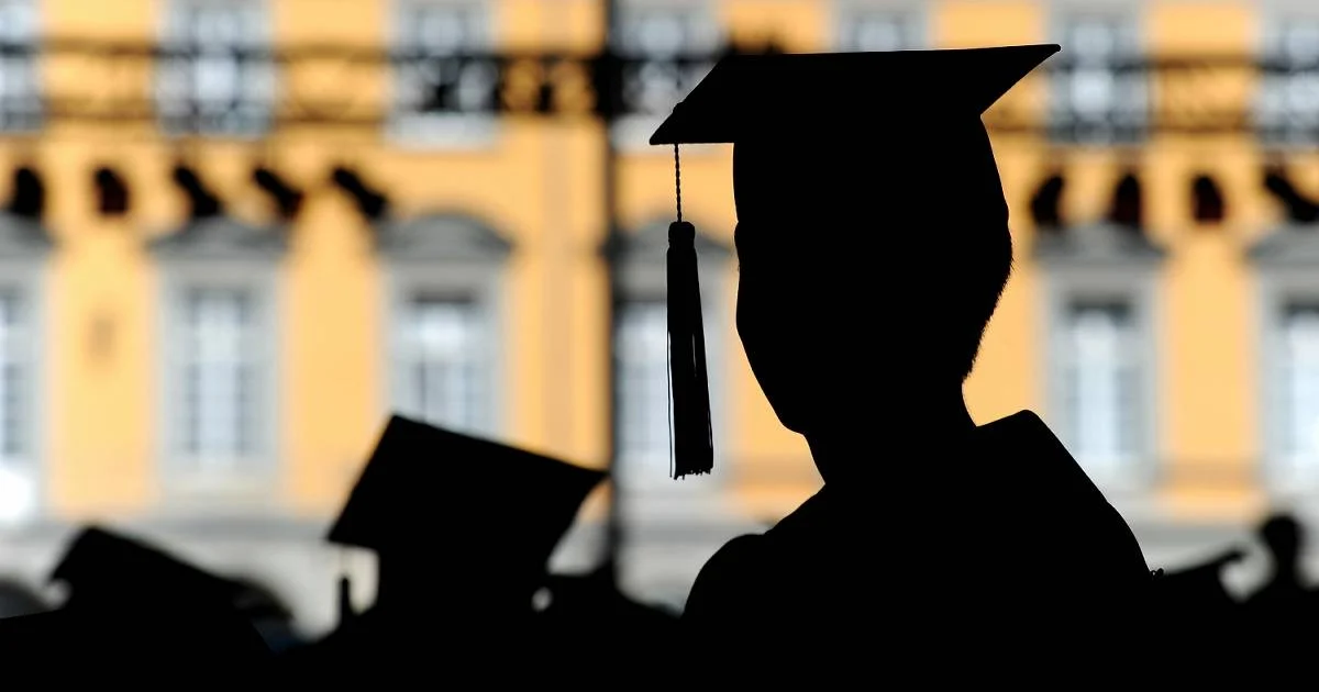 You are currently viewing Ehrendoktor kaufen: Ein riskanter und illegaler Weg zu prestigeträchtigen Titeln